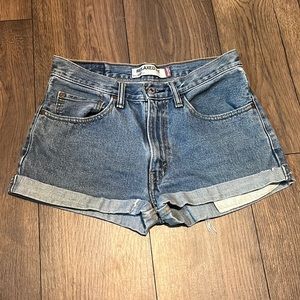💙Levi jean shorts relaxed fit 550 light wash